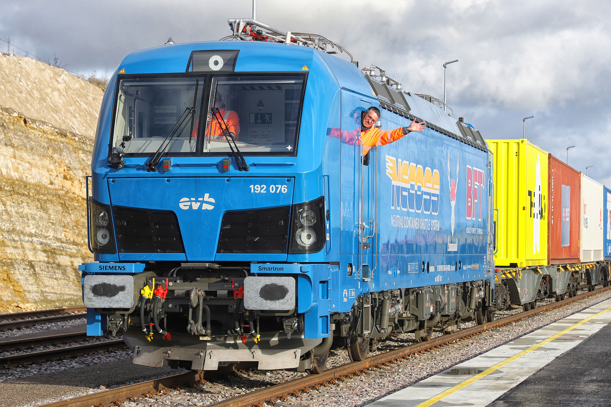 Der erste Containerzug aus Hamburg mit dem winkenden Investor Kurt Plathe im Führerstand der neuen Necoss-Lok von Siemens läuft im Black Forest Terminal im Horber Industriegebiet Heiligenfeld ein.